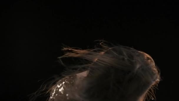 Черном Фоне Женщина Средних Лет Темными Волосами Смотрит Камеру Машет — стоковое видео