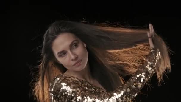 Снимке Черном Фоне Изображена Женщина Средних Лет Темными Волосами Смотрит — стоковое видео