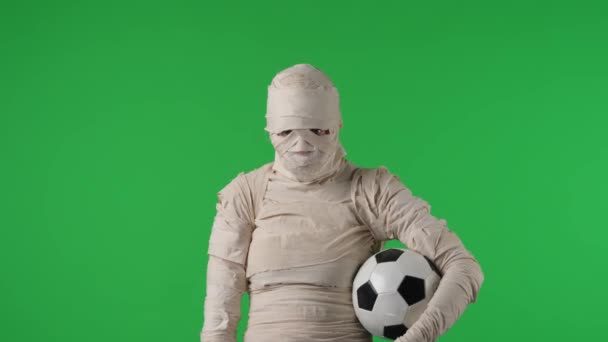 Zielony Ekran Odizolowany Chroma Klucz Wideo Przechwytywanie Mumii Trzymając Piłkę — Wideo stockowe