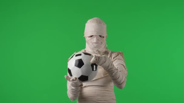 Grön Skärm Isolerad Chroma Nyckel Video Fånga Mumie Kasta Fotboll — Stockvideo