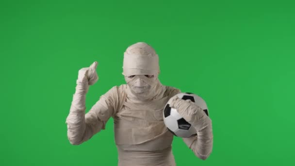 Yeşil Ekran Kolunun Altında Futbol Topu Tutan Bir Mumyayı Yakalayan — Stok video