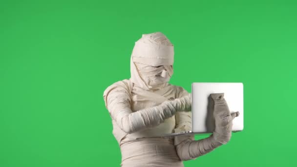 Yeşil Ekran Elinde Dizüstü Bilgisayar Tutan Bir Mumyayı Yakalayan Daktilo — Stok video