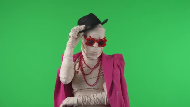 Зелений Екран Ізольований Ключове Відео Хромосоми Захоплює Мумію Рожевій Куртці — стокове відео