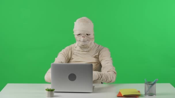 Pantalla Verde Aislado Croma Clave Vídeo Capturar Una Momia Sentada — Vídeos de Stock