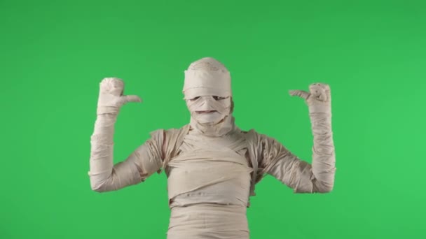 Green Screen Isolated Chroma Key Video Capturing Mummy Pointing Thumbs — Stock Video