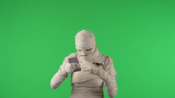 Schermo Verde Isolato Chroma Key Video Cattura Una Mummia Digitando — Video Stock