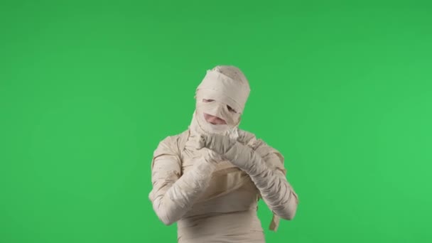 Zielony Ekran Odizolowany Chroma Key Wideo Rejestrujące Mumię Stojącą Skrzyżowanymi — Wideo stockowe