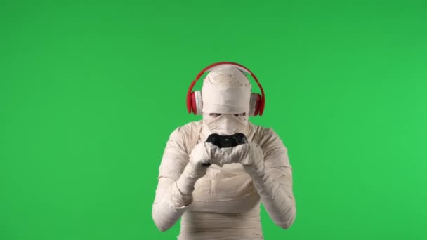 Green Screen Isolated Chroma Key Video Capturing Mummy Wearing Headphones — Stock Video