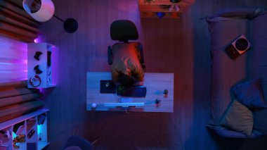 Çevrimiçi oyun reklam konsepti. Evde modern bilgisayar olan bir oda manzarası. Gündelik giysiler içindeki bir adamın internette oynadığı oyundan sonra uyuduğu en iyi görüntü..