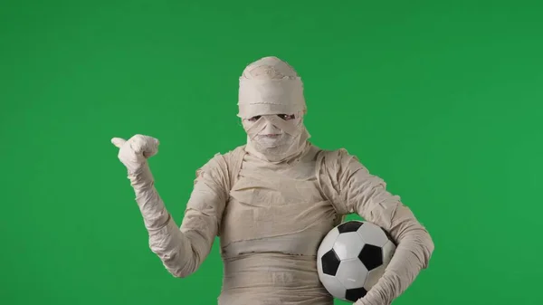 Green Screen Isolated Chroma Key Photo Capturing Mummy Holding Soccer — Stock Photo, Image