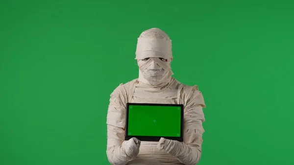Green Screen Isolated Chroma Key Photo Capturing Creepy Mummy Holding — Stock Photo, Image
