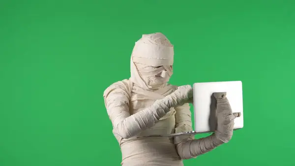 Green Screen Isolated Chroma Key Photo Capturing Mummy Holding Laptop — Stock Photo, Image