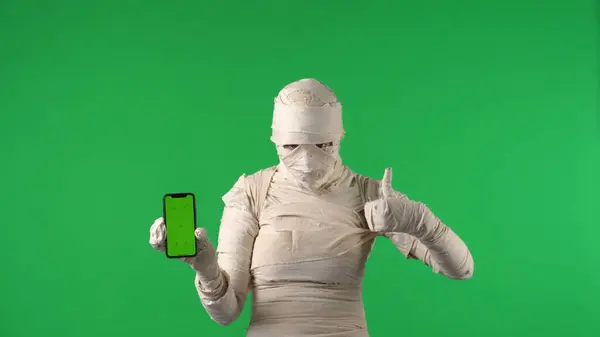 Green Screen Isolated Chroma Key Photo Capturing Mummy Holding Smartphone — Stock Photo, Image