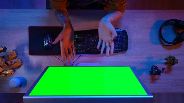 Spiel Und Streaming Konzept Draufsicht Des Mannes Sitzt Schreibtisch Hände — Stockfoto