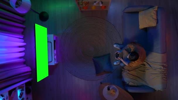 Konsep Permainan Daring Dan Iklan Streaming Tampilan Atas Pria Sofa — Stok Video