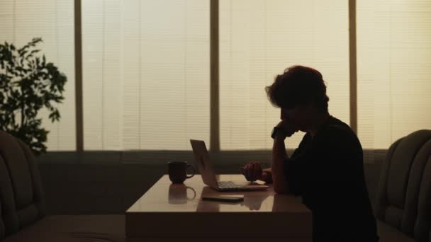 日常生活社会关系的轮廓概念 餐厅里的男性画像 在快餐店工作的男人在笔记本电脑上工作 工作时自由职业者 — 图库视频影像
