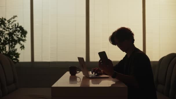 日常生活社会关系的轮廓概念 餐厅里的男性画像 坐在快餐店的人在笔记本电脑上工作 用智能手机接听电话 — 图库视频影像