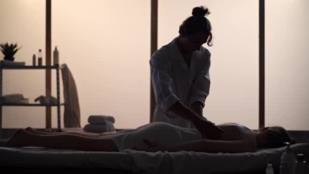 Massaggiatore Massaggiatore Che Massaggi Alla Schiena Suo Paziente Silhouette Una — Video Stock
