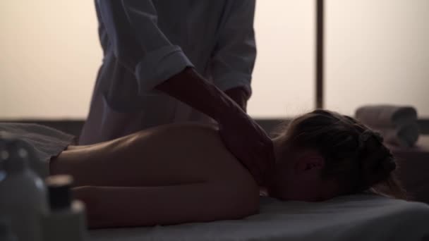 Colpo Medio Massaggiatore Massaggiatore Che Massaggi Collo Suo Paziente Silhouette — Video Stock