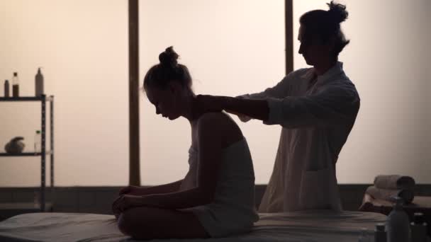 Masażysta Masażysta Masujący Plecy Swojemu Pacjentowi Sylwetki Kobiety Mężczyzny Gabinecie — Wideo stockowe