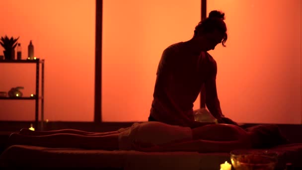 Masajista Masajista Especialista Dar Masajes Espalda Paciente Utilizando Aceite Esencial — Vídeo de stock