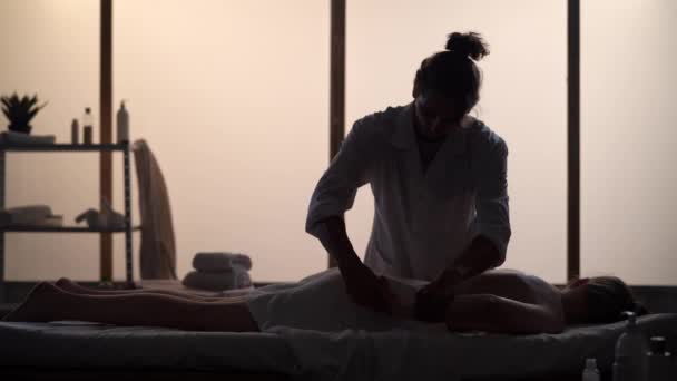 Masajista Especialista Masajes Dando Masajes Espalda Brazo Paciente Siluetas Una — Vídeo de stock
