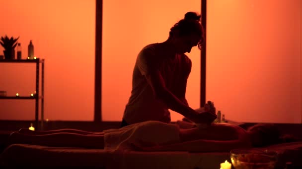 Massaggiatore Specialista Massaggi Che Massaggio Suo Paziente Usando Borse Base — Video Stock
