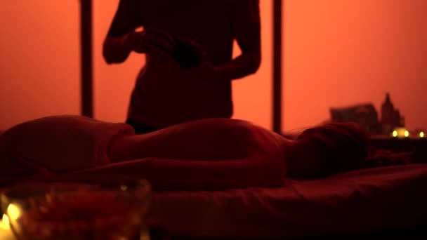 Masseur Spécialiste Massage Offrant Massage Relaxant Utilisant Des Roches Chauffées — Video