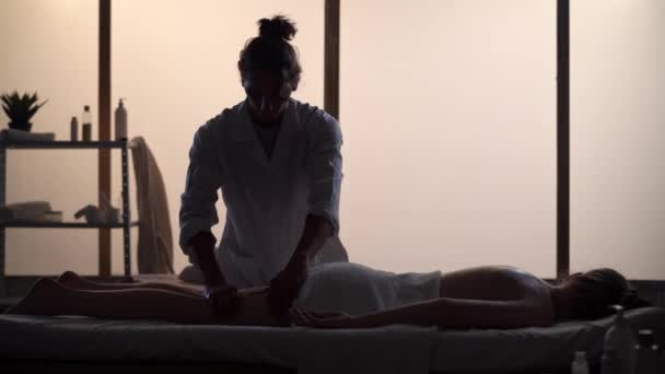 Masażysta Masażysta Masujący Całe Ciało Pacjentowi Sylwetki Kobiety Mężczyzny Gabinecie — Wideo stockowe