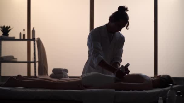 Masseur Massage Specialist Ger Massage Till Sin Patient Med Hjälp — Stockvideo