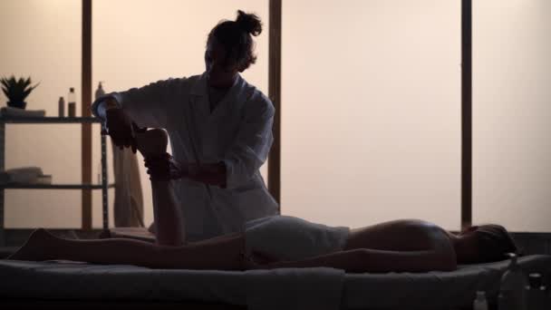 Massör Massagespecialist Som Ger Fot Och Benmassage Till Sin Patient — Stockvideo