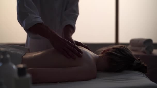 Tir Moyen Masseur Spécialiste Massage Redonnant Massage Son Patient Silhouettes — Video