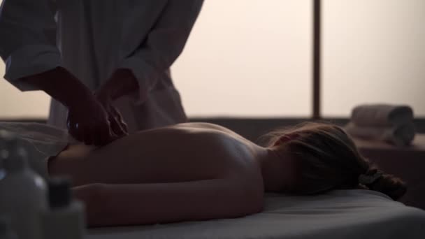 按摩师 按摩师 给他的病人做按摩 一个女人和一个男人在按摩室里的轮廓 温泉疗程 综合治疗 — 图库视频影像