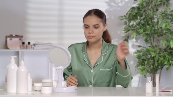 Mladá Žena Problematickou Pletí Obličeje Zklamaně Podívá Zrcadla Žena Bez — Stock video