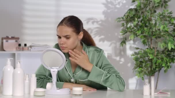 Женщина Изучает Свое Отражение Зеркале Недовольная Своим Состоянием Кожи Женщина — стоковое видео