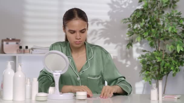 Uma Jovem Está Usar Toalhetes Rosto Uma Mulher Pijama Verde — Vídeo de Stock