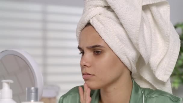 Młoda Kobieta Bez Makijażu Ubrana Biały Ręcznik Głowie Siedząca Rano — Wideo stockowe
