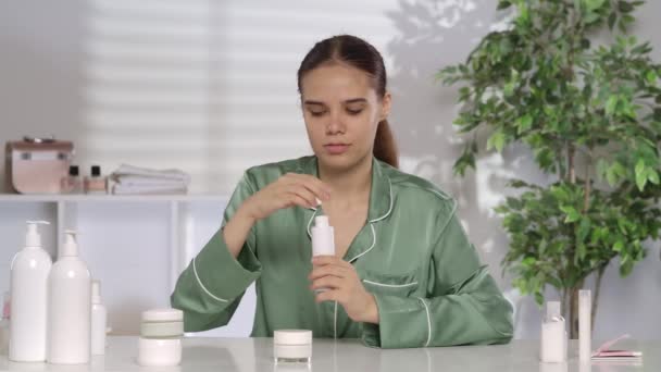 Een Vrouw Brengt Lotion Micellair Water Aan Een Wattenschijfje Veegt — Stockvideo