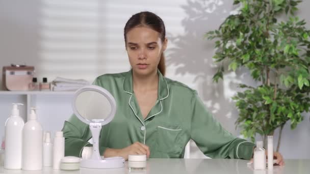 Mladá Žena Používá Matné Ubrousky Žena Zeleném Pyžamu Sedí Toaletního — Stock video