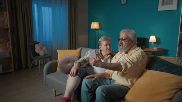 Frame Shows Elderly Couple Sitting Couch Apartment Chatting Passionately Joyfully — Stock Video