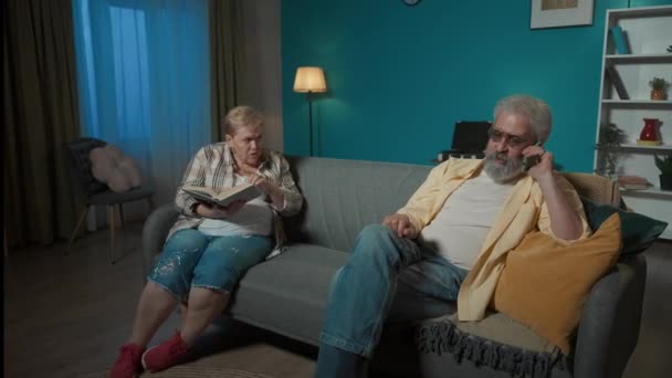 Starsza Para Siedzi Kanapie Facet Żarliwie Rozmawia Przez Telefon Zapobiega — Wideo stockowe