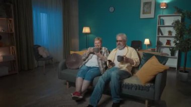 Resimde, yaşlı bir kadın bir dairede bir kanepede oturuyor. Adam ona sıcak çay getirdi. Birlikte bir TV filmi ya da programı izliyorlar. Mutlular, gülümsüyorlar, seviyormuş gibi davranıyorlar..