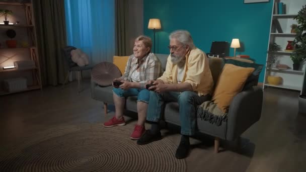 Imagen Una Pareja Ancianos Está Sentada Sofá Apartamento Juegan Videojuego — Vídeo de stock