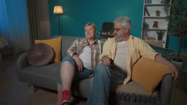Pareja Ancianos Está Sentada Sofá Del Apartamento Miran Hacia Otro — Vídeo de stock