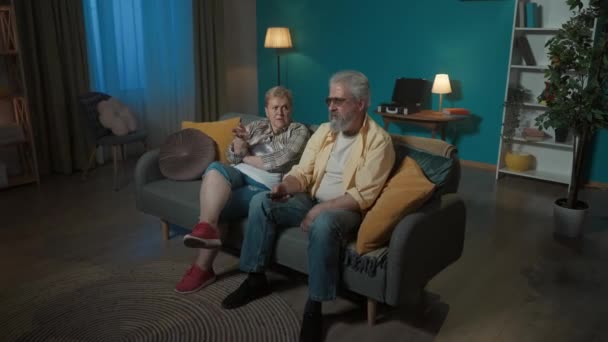 Una Coppia Anziana Sta Guardando Qualcosa Film Programma Televisivo Donna — Video Stock