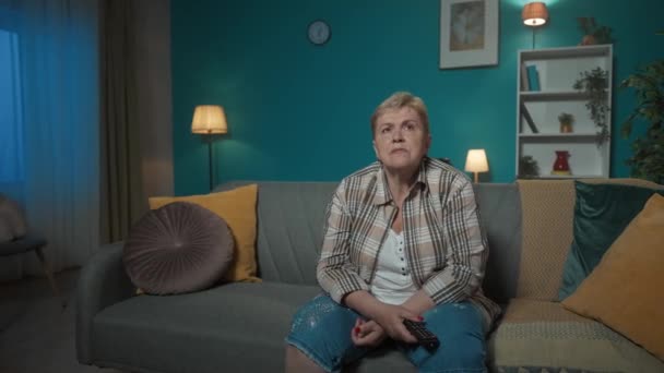 Imagen Una Anciana Está Sentada Sofá Apartamento Ella Mira Hacia — Vídeos de Stock