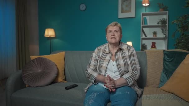 Bilden Sitter Äldre Kvinna Soffa Lägenhet Hon Tittar Bort Som — Stockvideo
