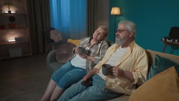 Las Imágenes Muestran Una Pareja Ancianos Sentados Sofá Tomando Caliente — Vídeo de stock