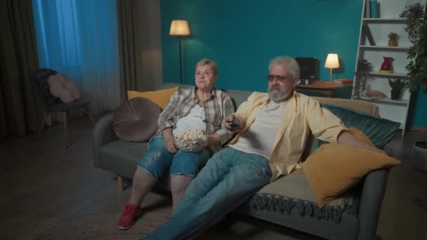 Cuplu Vârstă Stă Mănâncă Popcorn Vizionează Film Sau Program Televizor — Videoclip de stoc