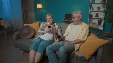 Çerçevede bir odada kanepede oturan yaşlı bir çift görülüyor. Ellerinde şarap bardakları var, hoş sohbetler ediyorlar ve şarap içiyorlar. Mutlular, akşamın tadını çıkarıyorlar..